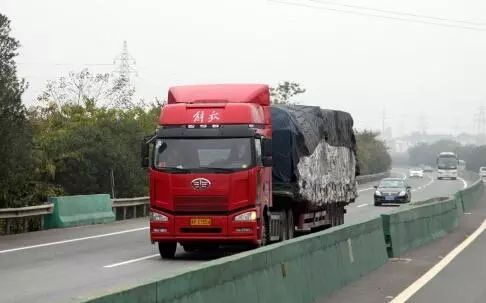 交通部新规 18年简化年检并推行异地与全国统一流程，护航道路货物运输